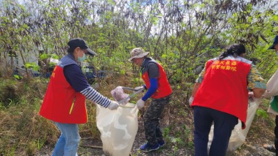 近80名在地夥伴於大武漁港周邊投入「海灘守綠・行動2538」淨灘，共同清除海岸廢棄物392公斤